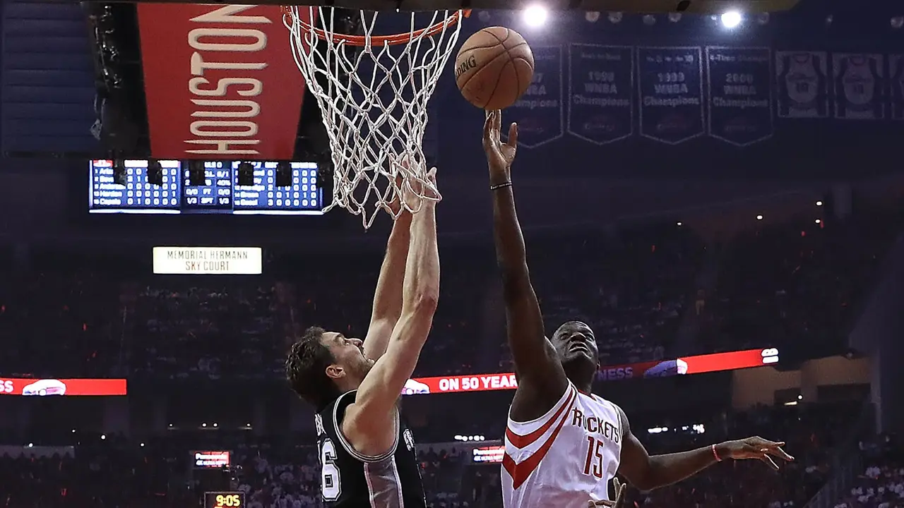 Pemain Houston Rockets, Clint Capela (kiri), saat duel lawan San Antonio Spurs pada Gim 4 Semifinal Wilayah Barat Playoffs NBA 2017 , Minggu (7/5/2017). 