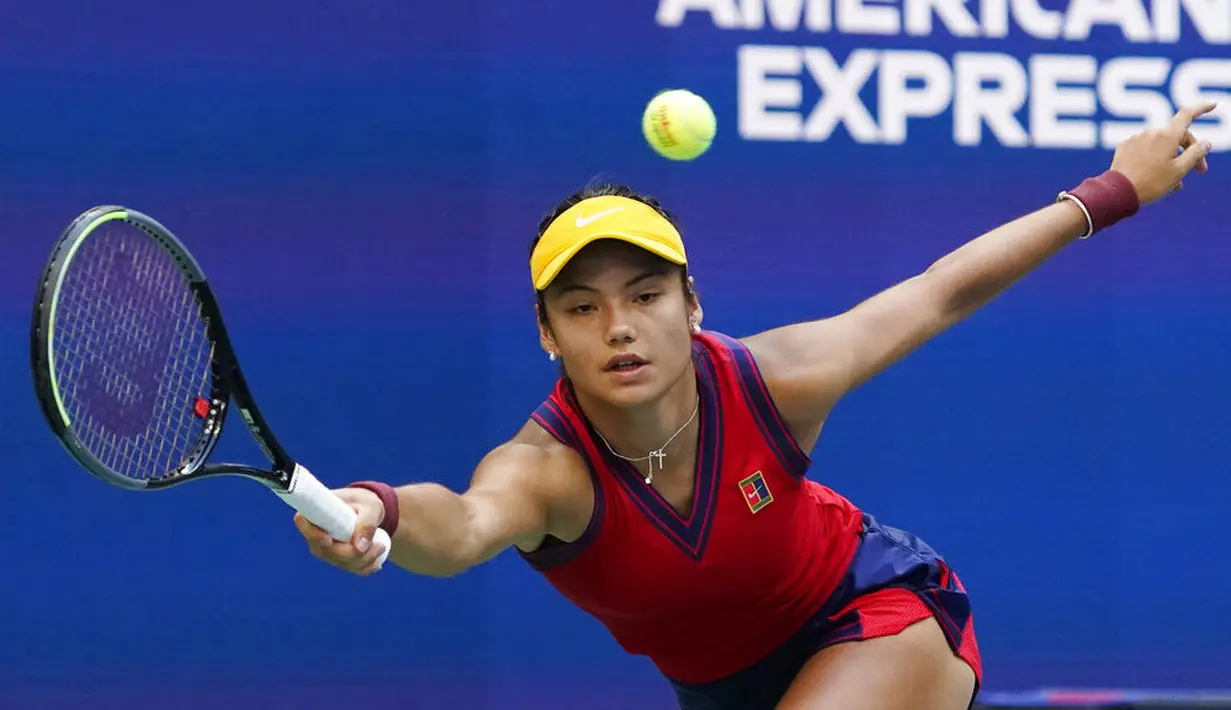 Berhasil menjuarai US Open 2021 membuat Emma Raducanu mengukir sejumlah rekor. Dia menjadi petenis Inggris pertama yang memenangkan grand slam sejak Virginia Wade menjuarai Wimbledon pada 1977. (Foto:AP/Elise Amendola)