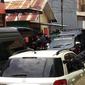 Polisi menggeledah rumah milik L (23), salah seorang pelaku bom bunuh diri yang terjadi di Gereja Katedral Makassar, Jalan Kajoalalido, Kecamatan Ujung Pandang, Kota Makassar pada Minggu (28/3/2021) sekitar pukul 10.30 Wita. Rumah tersebut merupakan rumah kontrakan yang berada di Lorong 132 A, Jalan
