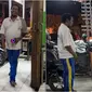 Kisah inspiratif pengamen viral kaus bertulis RSPAD yang punya suara merdu. (Sumber: TikTok/donnyrapu)