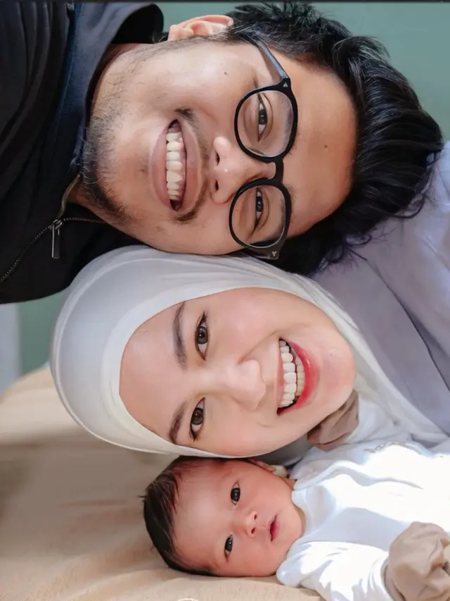 Ochi Rosdiana Melahirkan pakai kerudung. [@ochi24]