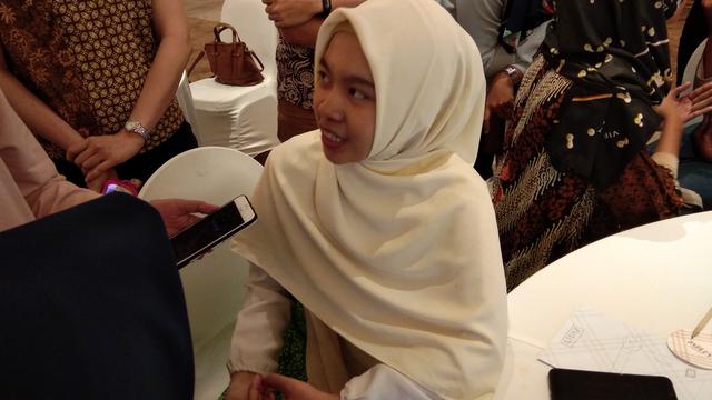 Azkia Rachmah mencoba melihat manfaat tanaman kelor yang dijadikan yogurt terhadap masalah sindrom metabolik (Liputan6.com/Giovani Dio Prasasti)