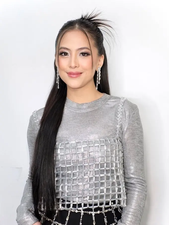 Y2K Futuristik nan Glamor! Intip Gaya Makeup Adhisty Zara di SCTV Music Awards 2025