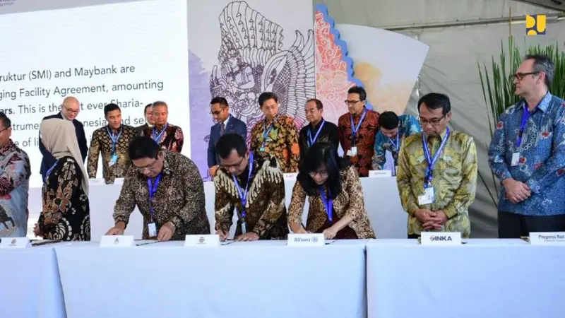 Penandatanganan sejumlah perjanjian kerjasama antara Badan Usaha Jalan Tol (BUJT) dengan perbankan dan Lembaga Keuangan dalam acara Indonesia Investment Forum 2018 (IIF 2018). (Dok Kementerian PUPR)
