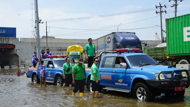 Pemprov Jateng Bantu Ratusan Sopir Truk Terjebak Banjir Pantura, Siapkan Dapur Umum