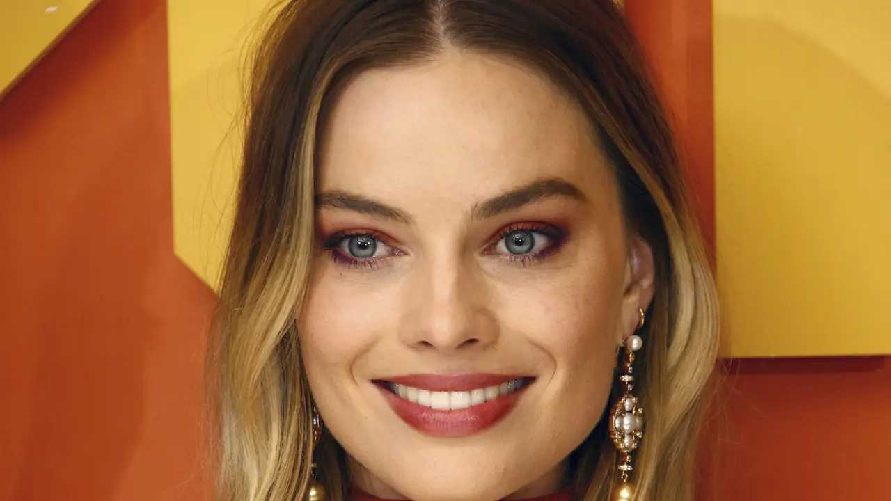 Margot Robbie Tampil Seksi Bergaun Oranye Tipis di London