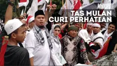Tampil berhijab, Mulan Jameela ikut serta menemani Ahmad Dhani berdemo sambil menenteng tas mahal.