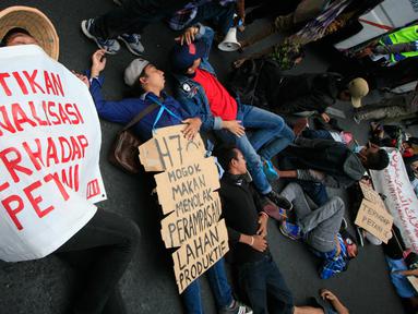 Sejumlah mahasiswa melakukan aksi  tiduran di jalan Malioboro, Yogyakarta, Jateng, Kamis (5/11/2015). Aksi tersebut dilakukan sebagai bentuk penolakan pendirian Bandara di Temon, Kulon Progo. (Boy T Harjanto)