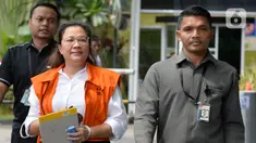 Asisten mantan Komisioner KPU Wahyu Setiawan, Agustiani Tio Fridelia (kiri) saat akan menjalani pemeriksaan penyidik di Gedung KPK, Jakarta, Senin (27/1/2020). Fridelia diperiksa terkait kasus dugaan penerimaan hadiah atau janji penetapan anggota DPR Terpilih 2019-2024. (merdeka.com/Dwi Narwoko)
