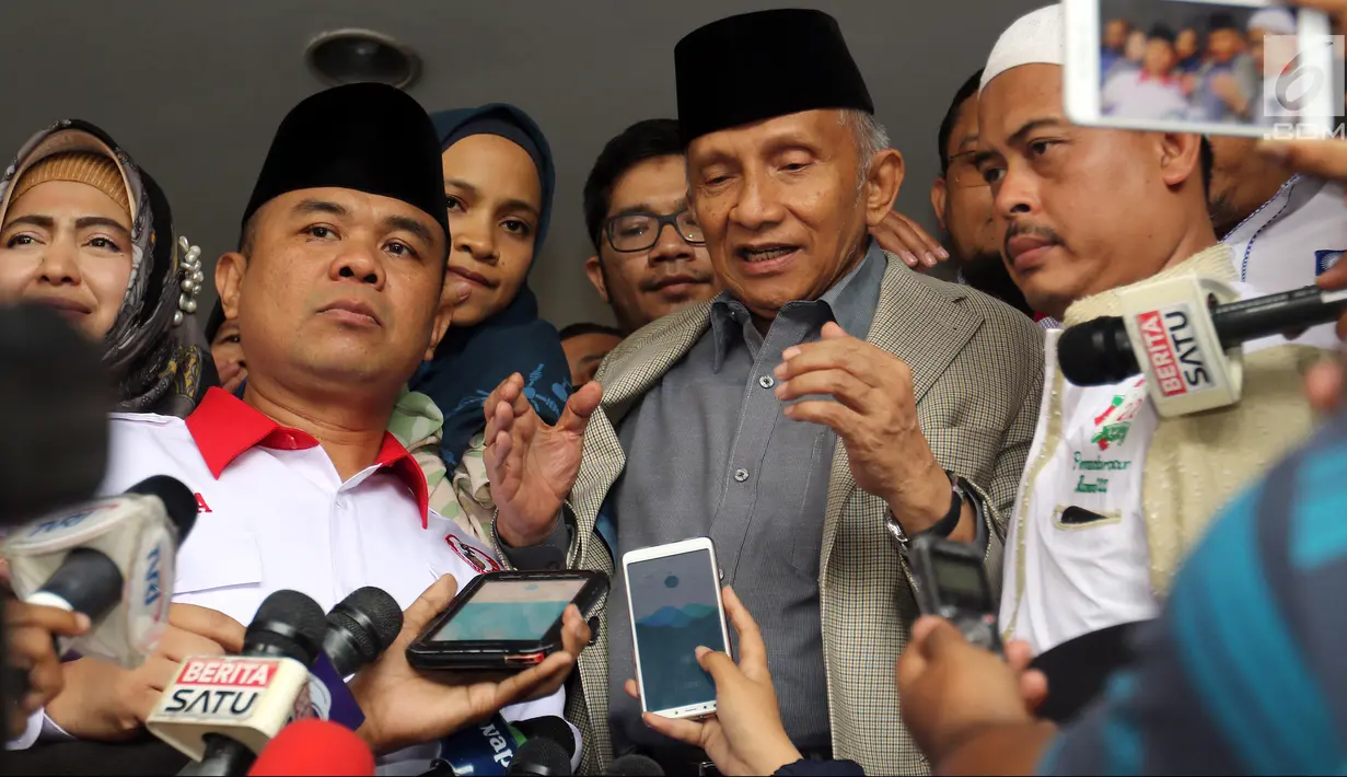 Ketua Dewan Kehormatan Partai Amanat Nasional (PAN) Amien Rais (tengah) usai menjalani pemeriksaan di Polda Metro Jaya, Jakarta, Rabu (10/10). Amien mengaku dicecar 30 pertanyaan dari penyidik. (Liputan6.com/JohanTallo)