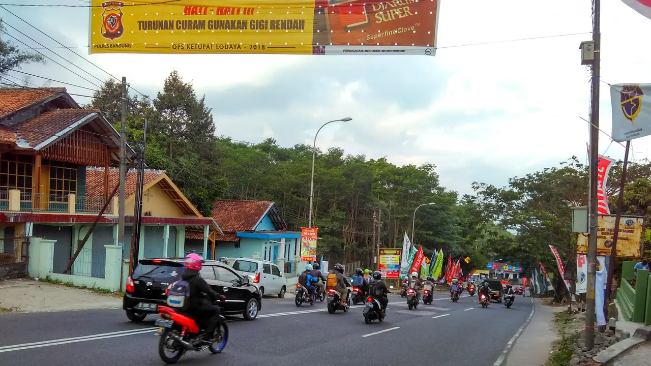 Kepadatan lalu lintas di jalur mudik Nagreg (Liputan6.com/Arie Nugraha)