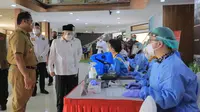 Wakil Presiden Ma'ruf Amin memantau vaksinasi di Kota Tangerang. Liputan6.com/Pramita Tristiawati)