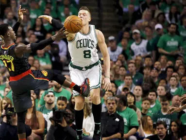 Pemain Atlanta Hawks, Dennis Schroder (17), berduel dengan pemain Boston Celtics, Jonas Jerebko (8), pada laga play off NBA di TD Garden, Sabtu (23/4/2016) WIB. (Reuters/David Butler II-USA TODAY Sports)