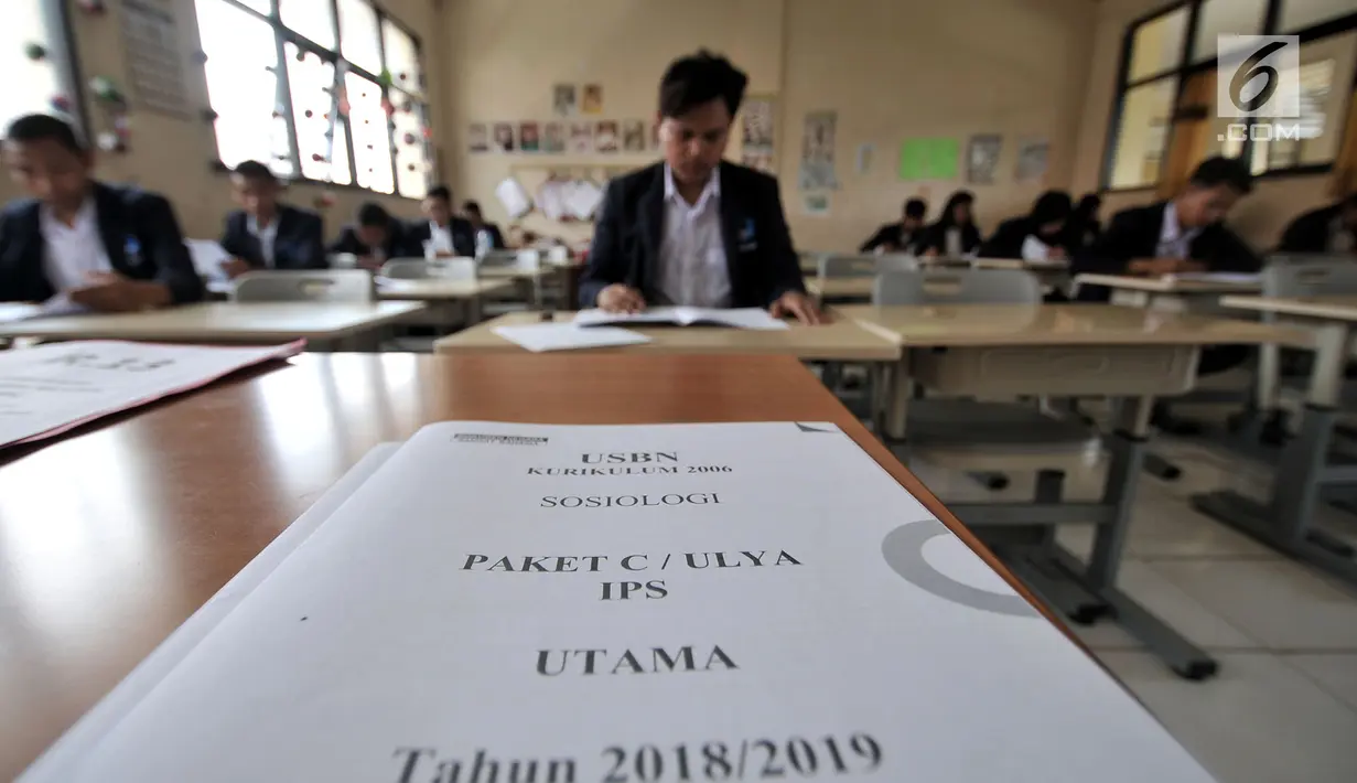 Soal Ujian Sekolah Berbasis Komputer (USBK) Paket C di Gedung SDN 03 Sumur Batu, Kemayoran, Jakarta, Kamis (21/3). USBK Paket C 2018/2019 berlangsung serentak di seluruh Indonesia sejak 18-23 Maret 2019. (merdeka.com/Iqbal Nugroho)
