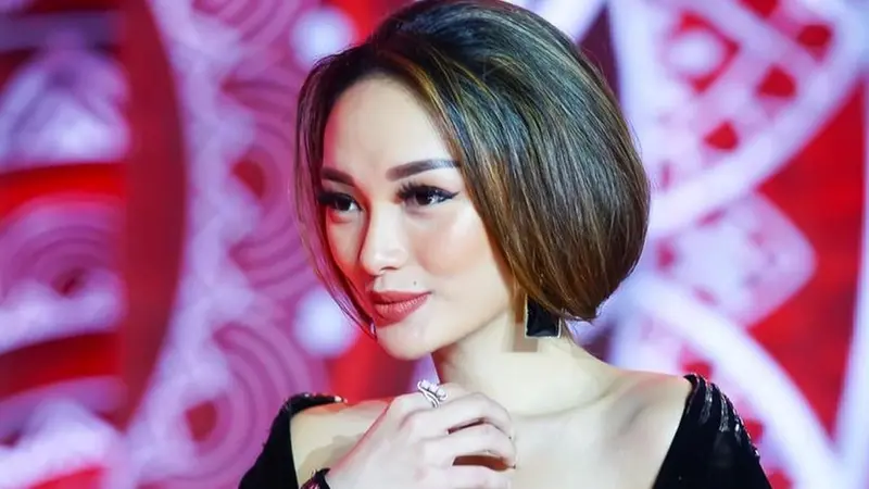 FOTO: Gaya Rambut Zaskia Gotik, Selalu Tampil Totalitas