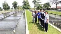 IASPB, Wali Kota Sukabumi Ayep Zaki, dan Kepala UPTD Pelabuhan Perikanan DKP Provinsi Jawa Barat, Ahman Kurniawan saat meninjau kolam ikan di BBPBAT Sukabumi. (Liputan6.com/Fira Syahrin).
