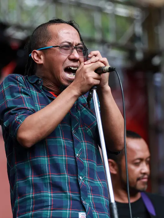 Pas Band memicu semangat penonton di acara yang diselenggarakan oleh Melly Goeslaw ini. (Deki Prayoga/Bintang.com)