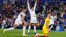 Pemain Real Madrid, Kylian Mbappe, melakukan selebrasi setelah mencetak gol ke gawang Getafe pada laga Liga Spanyol di Estadio Coliseum. (AP Photo/Manu Fernandez)