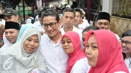 Warga foto bersama Cawagub DKI Jakarta, Sandiaga Uno saat sosialisasi di Jalan Batu Ampar, Kramatjati, Jakarta Timur, Senin (3/4). Selain sosialisasi, Sandi melantik kader Roemah Djoeang pemenangan di wilayah Batu Ampar. (Liputan6.com/Yoppy Renato)