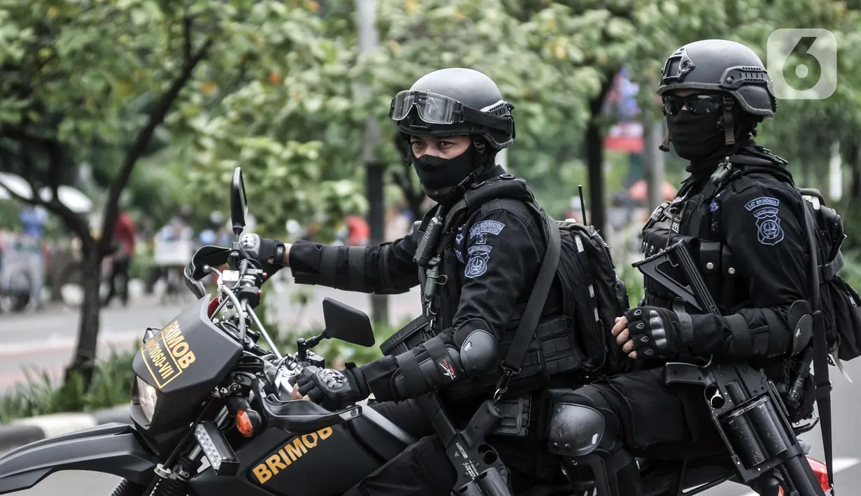 Aparat kepolisian berjaga di sekitar akses menuju Gedung DPR RI guna mengadang massa demonstrasi UU Cipta Kerja, Jakarta, Kamis (8/10/2020). Polri mengerahkan 2.500 personel BKO Brimob Nusantara untuk mengamankan unjuk rasa UU Cipta Kerja di Gedung DPR dan sekitarnya. (merdeka.com/Iqbal S. Nugroho)