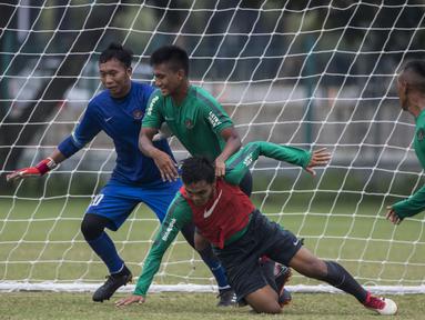 Pemain Timnas Indonesia, Nur Hardianto berebut bola dengan Rachmat Irianto saat latihan di Lapangan ABC Senayan, Jakarta, Sabtu (17/3/2018). Latihan ini merupakan persiapan jelang laga uji coba melawan Singapura. (Bola.com/Vitalis Yogi Trisna)