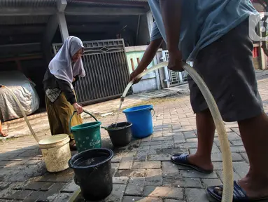 Warga mengisi air bersih yang dibagikan oleh PMI Kabupaten Tangerang di Perum Teras Citra Cukanggalih, Kabupaten Tangerang, Banten, Rabu (6/9/2023). (Liputan6.com/Angga Yuniar)