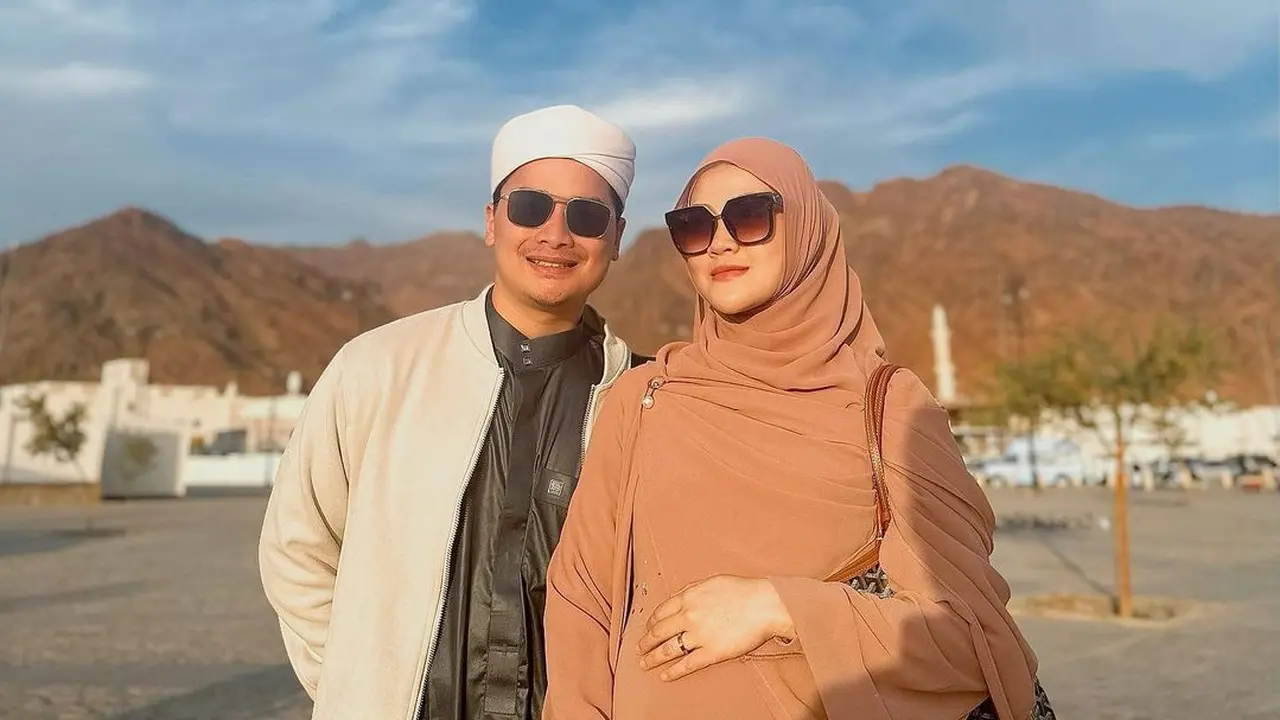 Alvin Faiz bersama Henny Rahman yang hamil tujuh bulan pergi ke Tanah Suci (foto: Instagram alvin_411)