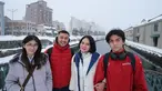 Anjasmara dan Dian Nitami membagikan momen liburannya di Instagram. Tampak mereka mengunjungi berbagai tempat ikonik di Jepang. Musim dingin, keluarga ini juga kompak mengenakan outfit jaket tebal. (Liputan6.com/IG/@anjasmara)