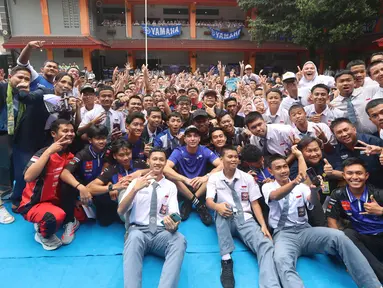 Pembalap rookie Prima Pramac Racing, Toprak Razgatlioglu, foto bersama siswa SMK Negeri 39 Jakarta, Cempaka Putih, Jakarta Pusat, Selasa (20/1/2026). (Bola.com/M Iqbal Ichsan)