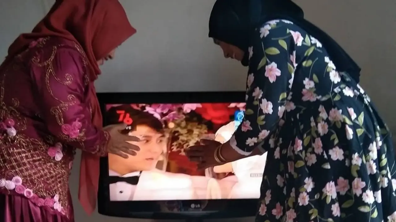 Kocak, 7 Potret Penggemar Kondangan Online di Pernikahan Lesti-Billar