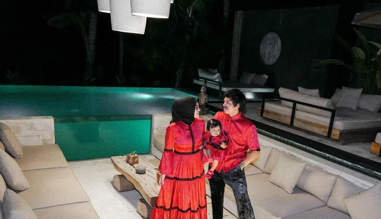 Outfit nuansa merah yang meriah untuk menutup akhir tahun 2022 dan menyambut tahun 2023 [@aurelhermansyah]