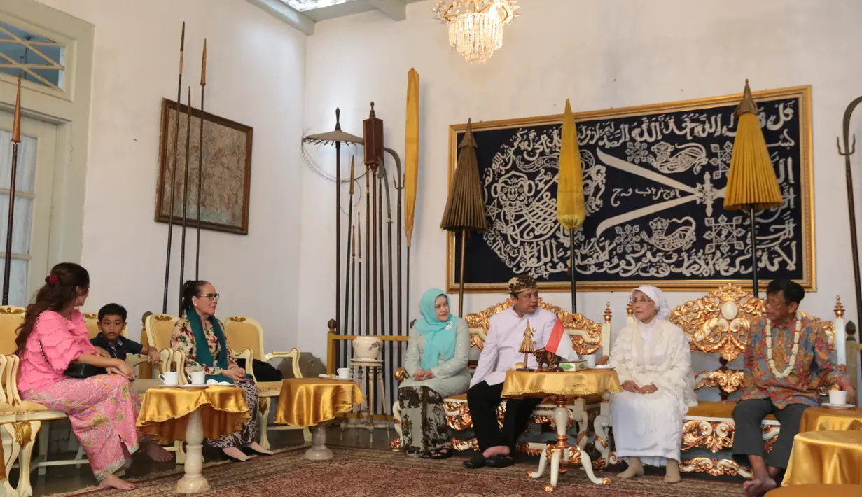 Akad nikah Nani Wijaya dan Ajip Rosidi telah dilangsungkan tadi pagi pukul 09.30 WIB di Masjid Agung Kasepuhan Cirebon, Jawa Barat. (Adrian Putra/Bintang.com)