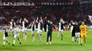 Para pemain Juventus merayakan kemenangan atas Bayer Leverkusen pada akhir pertandingan Grup D Liga Champions di Bay Arena, Leverkusen, Jerman, Rabu (11/12/2019). Gol Ronaldo dan Higuain bawa Juventus menang 2-0. (AP Photo/Martin Meissner)