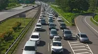Suasana kepadatan kendaraan di ruas tol Palikanci Cirebon menuju Jakarta. Foto (Istimewa)