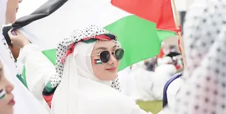 Sederet selebriti Tanah Air hadir di acara bela Palestina di Monas, Jakarta Pusat Minggu 5 November 2023. Berikut beberapa seleb cantik yang juga hadir dalam acara tersebut. Potret Dinda HW ditengah aksinya. [Instagram/dindahw]
