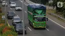 Truk dengan muatan barang melintas di ruas tol lingkar luar Jakarta, Kamis (8/5/2025). (Liputan6.com/Angga Yuniar)