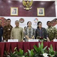 Menko PMK, Puan Maharani bersama sejumlah menteri usai menggelar jumpa pers terkait cuti bersama Lebaran 2018 di Kemenko PMK, Senin (7/5). Pemerintah akhirnya memutuskan tak mengubah aturan cuti bersama atau libur Lebaran 2018. (Liputan6.com/Angga Yuniar)
