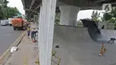 Pekerja menyelesaikan pembangunan Skate Park kolong Flyover Pasar Rebo, Jakarta, Selasa (10/12/2019). Skatepark yang ditargetkan rampung pada akhir November 2019 tersebut hingga kini belum dapat digunakan kerena masih ada beberapa pembangunan yang belum rampung. (Liputan6.com/Herman Zakharia)