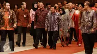 Wapres Jusuf Kalla (JK) menghadiri perayaan Cap Go Meh 2016, di Hall D Jakarta International Expo Kemayoran, Jakarta, Minggu (28/2/2016). Ibu Wapres Mufida Jusuf Kalla juga hadir dalam perayaan tersebut. (Liputan6.com/Faizal Fanani)