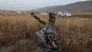 Reruntuhan terlihat di lokasi kecelakaan pesawat angkut militer Turki C-130 di kawasan Sighnaghi di perbatasan Georgia-Azerbaijan, Rabu 12 November 2025. Pesawat kargo militer berjenis C-130 Hercules milik Angkatan Bersenjata Turki jatuh di wilayah Georgia, Selasa (11/11/2025). (Giorgi ARJEVANIDZE/AFP)