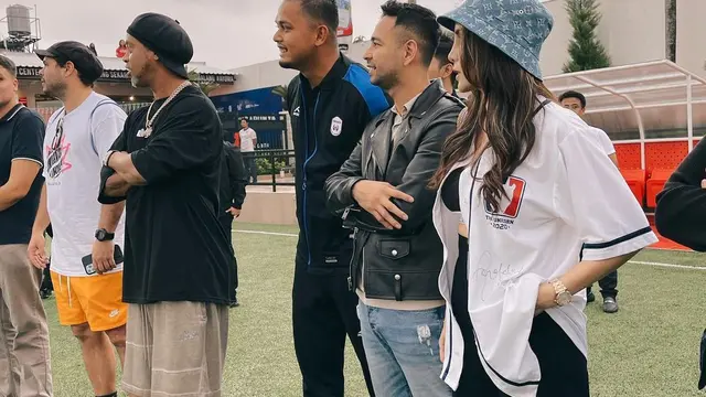 7 Potret Ronaldinho yang Sempat Mampir di Sport Center Milik Keluarga Momo Geisha