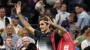 Petenis Swiss, Roger Federer meninggalkan lapangan usai dikalahkan petenis Argentina, Juan Martin del Potro pada perempat final AS Terbuka 2017 di New York, Rabu (6/9). Ini adalah kali kedua del Potro mengalahkan Federer di AS Terbuka.  (DON EMMERT/AFP)