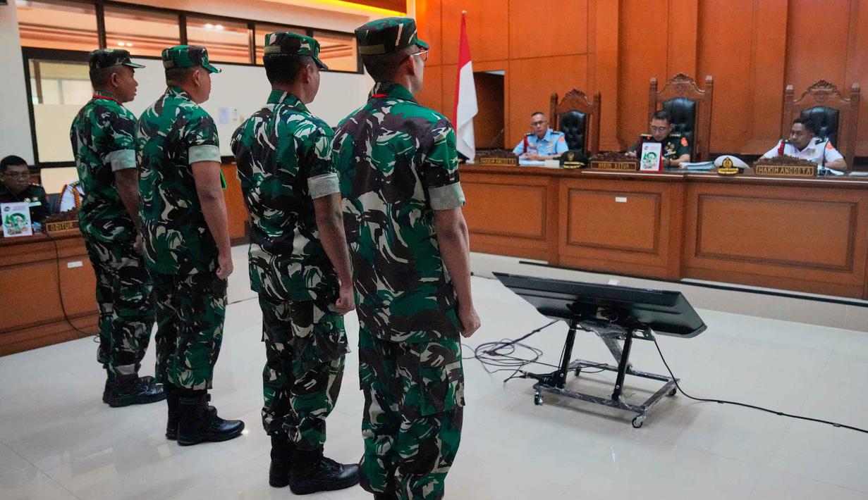 Empat oknum Tentara Nasional Indonesia (TNI), Sami Lakka, Nandala Dwi Prasetya, Budhi Hariyanto Widhi Cahyono, dan Edi Sudarko (kiri ke kanan), terdakwa penyerangan cairan asam terhadap aktivis Hak Asasi Manusia, Andrie Yunus, berdiri tegak saat persidangan mereka di Pengadilan Militer II-08 Jakarta, Rabu 29 April 2026. Sidang perdana kasus penyerangan penyiraman air keras terhadap aktivis Hak Asasi Manusia (HAM) dan Wakil Koordinator KontraS, Andrie Yunus, resmi digelar di Pengadilan Militer II-08 Jakarta, Cakung, Jakarta Timur, pada Rabu 29 April 2026. (AP Photo/Tatan Syuflana)