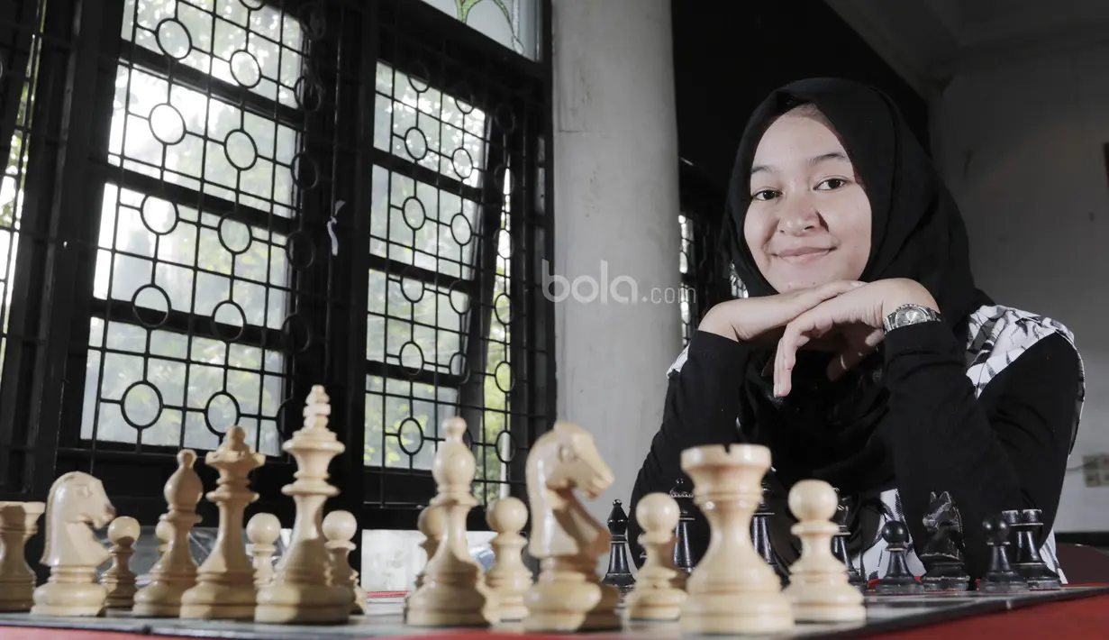 Medina Warda Aulia adalah Grandmaster Wanita Termuda di Indonesia. Ia meraih gelar tersebut saat berusia 16 tahun 2 bulan. (Bola.com/M Iqbal Ichsan)