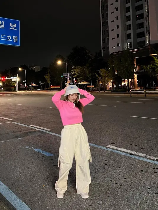Kondisi kesehatan wanita 31 tahun ini pun kian membaik. Bahkan, kini dirinya disibukkan dengan promosi lagu terbarunya yang baru saja rilis. (Liputan6.com/IG/@sitibadriahh)