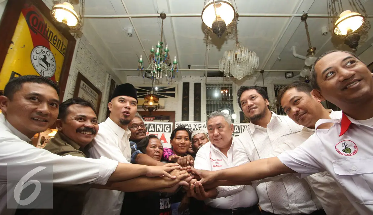 Ahmad Dhani bersama perwakilan warga Kampung Aquarium yang tergabung dalam gerakan 'Orang Kita' mendeklarasikan dukungan kepada Rizal Ramli untuk maju di Pilkada DKI Jakarta 2017, Jakarta, Jumat (5/8). (Liputan6.com/Immanuel Antonius)