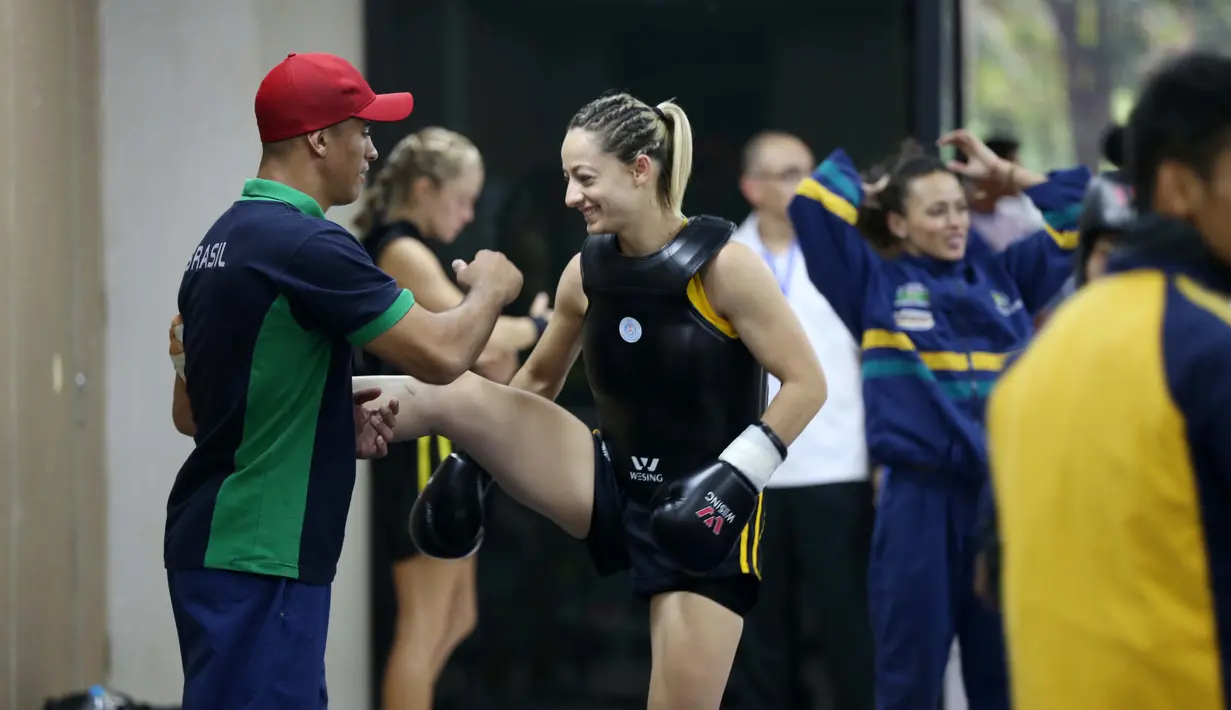 Seorang Atlet Wushu asal Brasil, sedang berlatih sebelum bertanding pada Kejuaraan Dunia Wushu 2015 di Istora, Senayan, Jakarta, Selasa (17/11/2015). (Bola.com/Nicklas Hanoatubun)