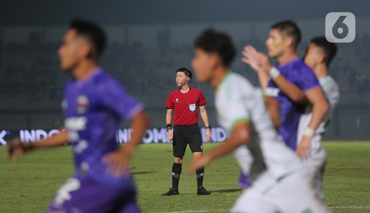 Araki beberapa kali pernah menjadi wasit untuk pertandingan timnas Indonesia, seperti dalam laga uji coba melawan Islandia pada 2018 dan juga memimpin partai timnas Indonesia vs Vietnam di Piala AFF 2022. (Bola.com/M Iqbal Ichsan)