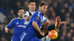 Duel dua pemain asal serbia yaitu Aleksandar Mitrovic (kiri) dari Newcastle dan  Pemain Chelsea, Branislav Ivanovic pada Lanjutan Liga Inggris pekan ke-26 di Stadion Stamford Bridge, London, MInggu (14/2/2016) dini hari WIB. (AFP/Glyn Kirk)