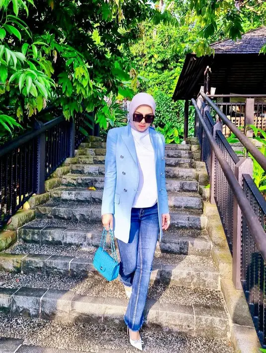 Inspirasi tampilan smart casual yang simple tapi modis, bisa tiru gaya Syahrini satu ini. Padukan blue jeans dengan t-shirt putih dan blazer warna baby blue. (Instagram/princessyahrini).